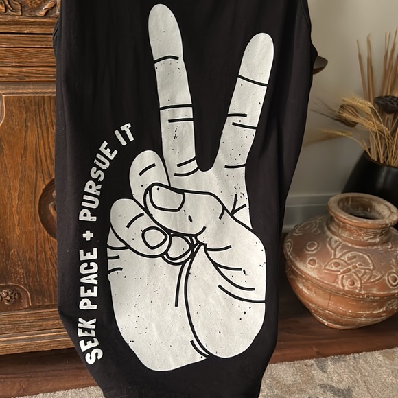 Graphic Tank Seek Peace and Pursue It - Picture 5 of 8